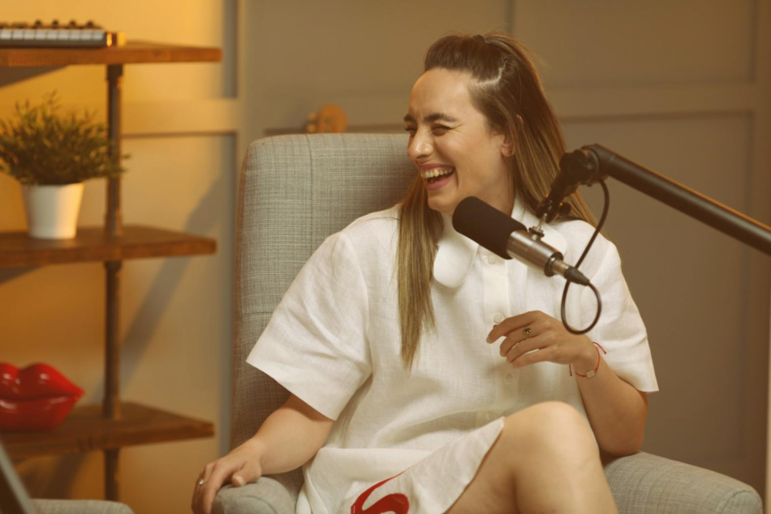 Arbeitsplatz mit Notizbuch und Laptop für journalistisches Schreiben