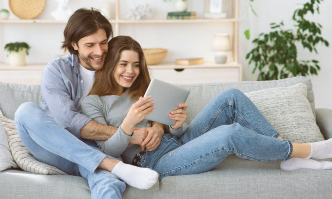 Arbeitsplatz mit Laptop und Notizen zum journalistischen Schreiben