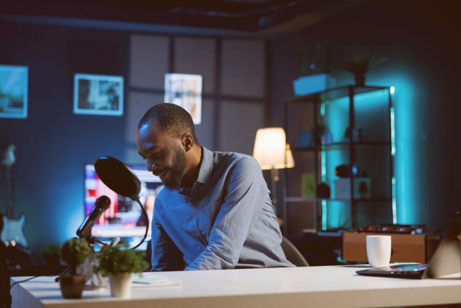 Professionelle Arbeitsumgebung mit Laptop und Notizen während eines Online-Meetings